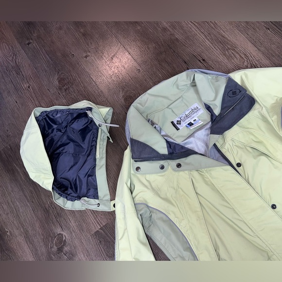 Woman’s Columbia ski/snowboarding Jacket green and gray - Picture 5 of 17